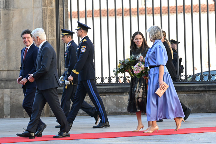 FOTO: Prezident Petr Pavel společně s první dámou Evou Pavlovou a prezidentským párem Rumunska.