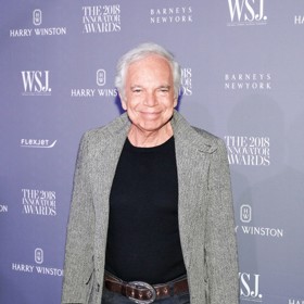 Americký návrhář Ralph Lauren slaví 87. narozeniny a v průběhu let dokázal vybudovat legendární módní impérium s nezaměnitelným rukopisem, které daleko přesahuje hranice módy.