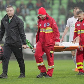 Ondřej Lingr zůstal po srážce s protihráčem ležet v obrovských bolestech na zemi, přičemž se měl dusit vlastní krví.
