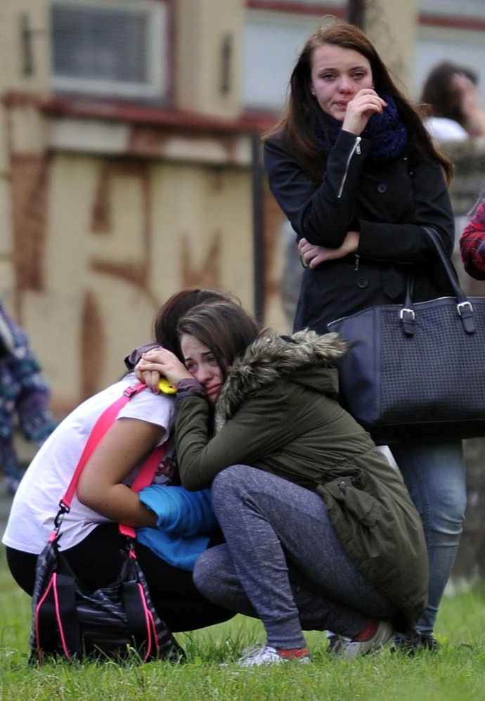 FOTO: Zdrcení studenti po útoku Babory Orlové na Střední škole obchodní a služeb ve Žďáru nad Sázavou.