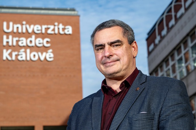 FOTO: Zemřel rektor Univerzity Hradec Králové Jan Kříž. – stránka 4