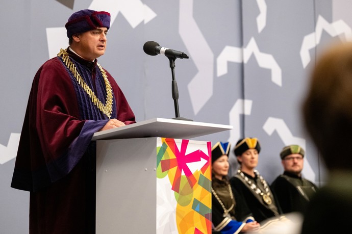 FOTO: Zpráva o skonu rektora UHK Jana Kříže vyvolala zármutek napříč akademickou obcí.