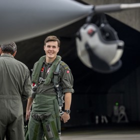 Mladík, který se vytáhl na 190 centimetrů, momentálně slouží v dánské armádě.
