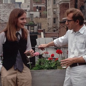 Podobný styl, jaký se váže se značkou Ralph Lauren, ve filmu Annie Hallová po boku Woodyho Allena nosila Diane Keaton. Herečka návrhářovy modely  ale nenosila jen před kamerou.
