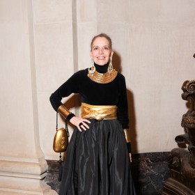 Návrhářka tento koncept představila v rámci svojí přehlídky v roce 1985, a jak je vidět na jejích outfitech, sama se jím také řídí. Její looky se skládají ze základních kousků, které oživují originální doplňky.