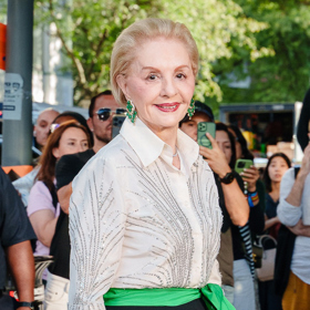 Módní návrhářka Carolina Herrera v 87 letech rafinovaně propojuje klasiku se trendy detaily.