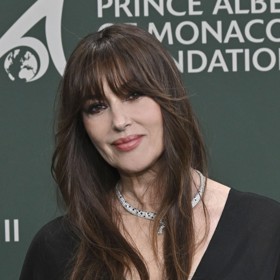 Po šedesátce ofina svědčí i Monice Bellucci.