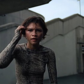 Zendaya natáčela na pražském Strahově.