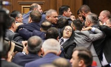 Arménský parlament se proměnil v Klub rváčů.