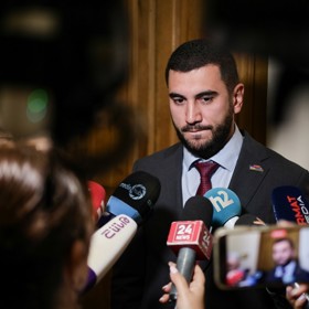 Vaghinak Vardanov ze strany Silná Arménie.