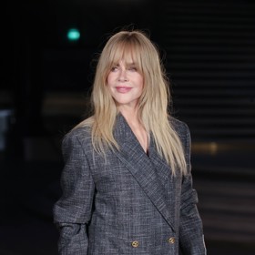 Na pařížském týdnu módy oslnila maxi ofinou Nicole Kidman.