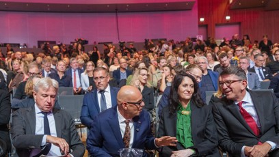 FOTO: Oto Klempíř na knižním festivalu v německém Frankfurtu. Sedí vedle své ženy Nadi Klempířové Šafratové.