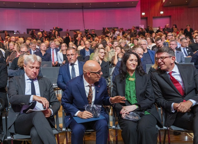 FOTO: Oto Klempíř na knižním festivalu v německém Frankfurtu. Sedí vedle své ženy Nadi Klempířové Šafratové. – stránka 3