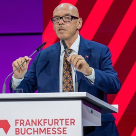 Ministr kultury Oto Klempíř to při svém proslovu na knižním festivale ve Frankfurtu pěkně schytal.
