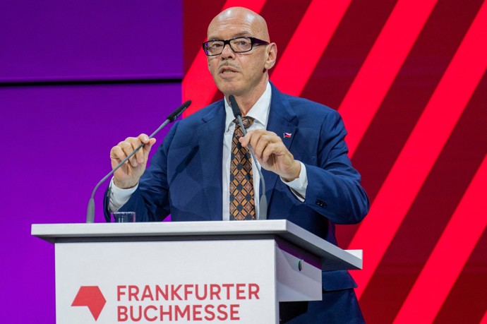 FOTO: Ministr kultury Oto Klempíř to při svém proslovu na knižním festivale ve Frankfurtu pěkně schytal. – stránka 2