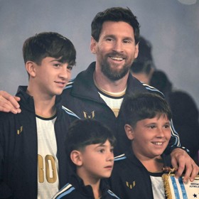Messiho na hřiště doprovodili jeho tři synové Thiago, Mateo a Ciro.