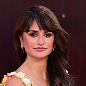 Na ofinu a její omlazující efekt sází také Penélope Cruz. Herečka v ofině sčesané lehce na stranu zazářila i na nedávné londýnské premiéře thrilleru Bunker.