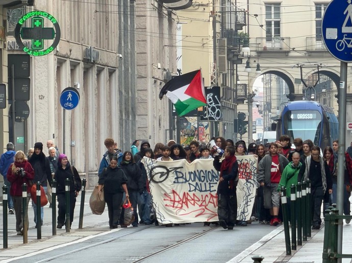 FOTO: Studenti vyrazili do ulic s obřími transparenty. – stránka 13