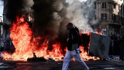 FOTO: Protesty ve Francii přerostly v násilnosti.