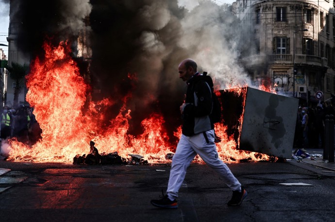 FOTO: Protesty ve Francii přerostly v násilnosti. – stránka 18