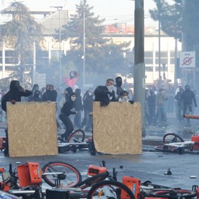 Protesty v Bologni se vymkly kontrole.