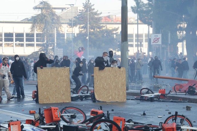 FOTO: Protesty v Bologni se vymkly kontrole. – stránka 5