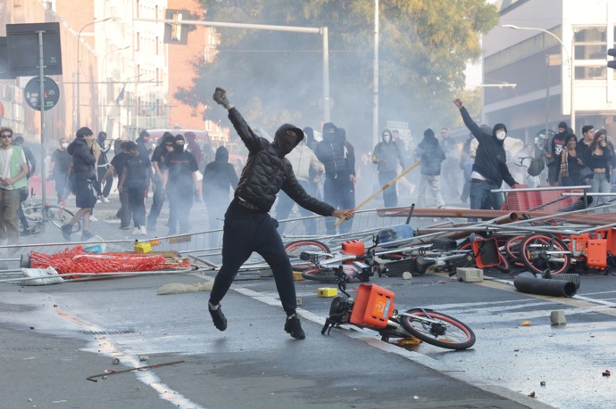 FOTO: Protesty v Bologni se vymkly kontrole. – stránka 4
