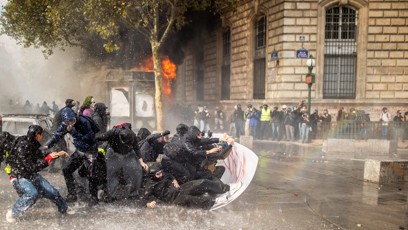 FOTO: Protesty ve Francii přerostly v násilnosti.