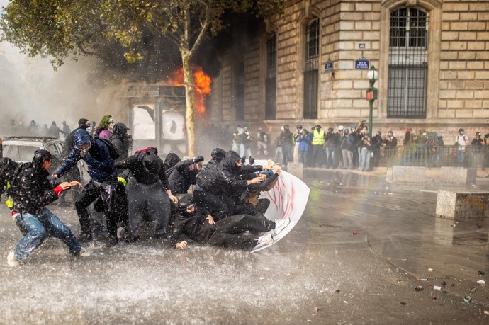 FOTO: Protesty ve Francii přerostly v násilnosti. – stránka 12