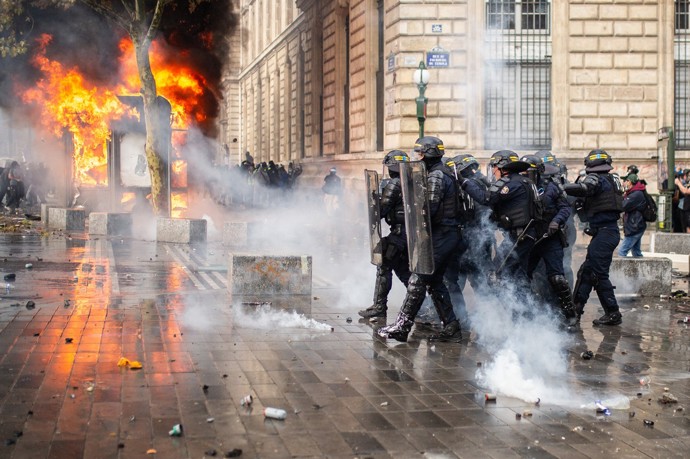 FOTO: Protesty ve Francii přerostly v násilnosti. – stránka 11