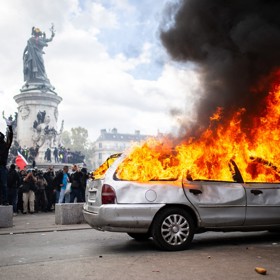 Protesty ve Francii přerostly v násilnosti.