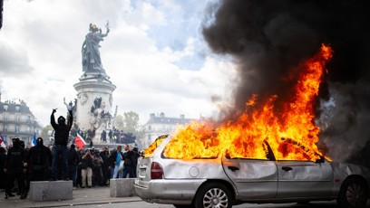 FOTO: Protesty ve Francii přerostly v násilnosti.