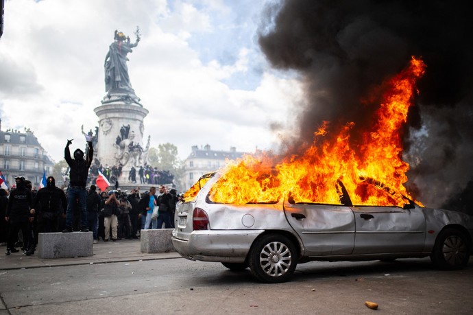 FOTO: Protesty ve Francii přerostly v násilnosti. – stránka 10