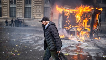 FOTO: Protesty ve Francii přerostly v násilnosti.