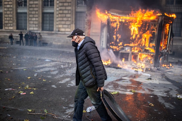FOTO: Protesty ve Francii přerostly v násilnosti. – stránka 9