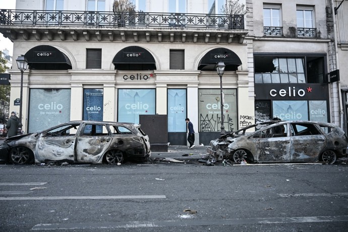 FOTO: Protesty ve Francii přerostly v násilnosti. – stránka 8