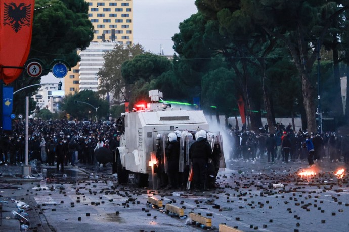 FOTO: Policie v Albánii rozhání davy vodními děly. – stránka 2