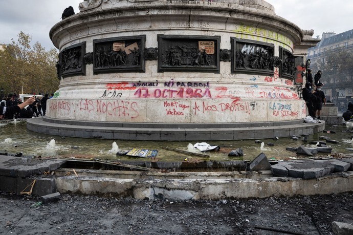 FOTO: Protesty ve Francii přerostly v násilnosti. – stránka 7