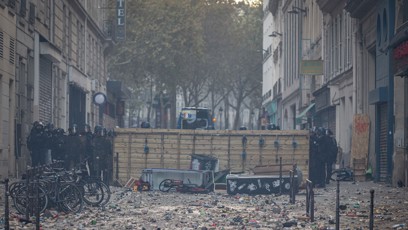 FOTO: Protesty ve Francii přerostly v násilnosti.