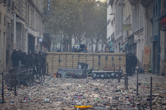 FOTO: Protesty ve Francii přerostly v násilnosti. – stránka 6