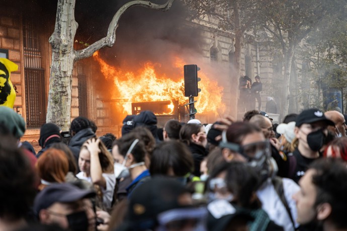FOTO: Protesty ve Francii přerostly v násilnosti. – stránka 5