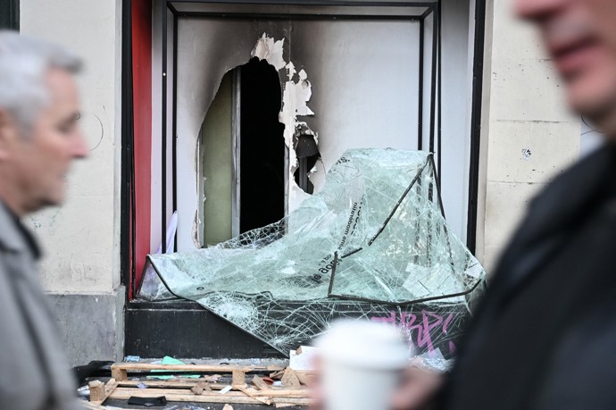FOTO: Protesty ve Francii přerostly v násilnosti. – stránka 4