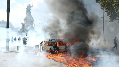 FOTO: Protesty ve Francii přerostly v násilnosti.