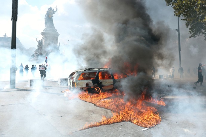 FOTO: Protesty ve Francii přerostly v násilnosti. – stránka 2