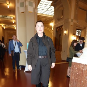 Martina Preissová ukazuje, že bermudy sluší i po padesátce. Vlněné kraťasy v čokoládově hnědém odstínu zkombinovala s tmavomodrou halenkou s vázačkou, hnědou bundou a černými kozačkami na podpatku. Elegantní podzimní outfit pak už jen šikovně doplňují tmavé punčocháče.