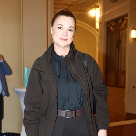 Hereččin vydařený podzimní outfit sází na promyšlenou hru barev i proporcí. Delší bermudy se širokými nohavicemi doplňuje bunda s vysokým stojáčkem, která díky stažení v pase vytváří zajímavou siluetu. Čokoládově hnědé tóny krásně kontrastují s tmavomodrou halenkou.