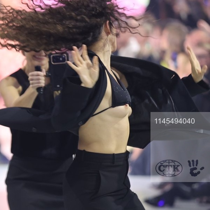 FOTO: Jedna z modelek neuhlídala svůj outfit.