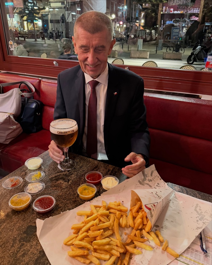FOTO: Andrej Babiš si v Bruselu pochutnal na hranolkách a pivu. – stránka 5