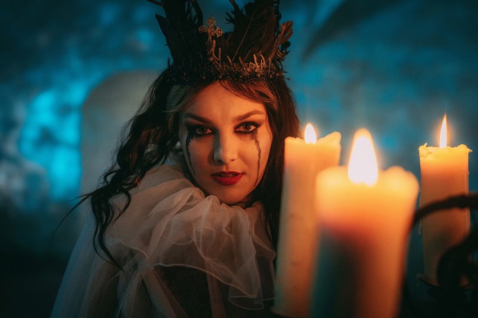 FOTO: Ewa Farna se ve Zrádcích proměnila v děsivou bloudící duši. – stránka 4