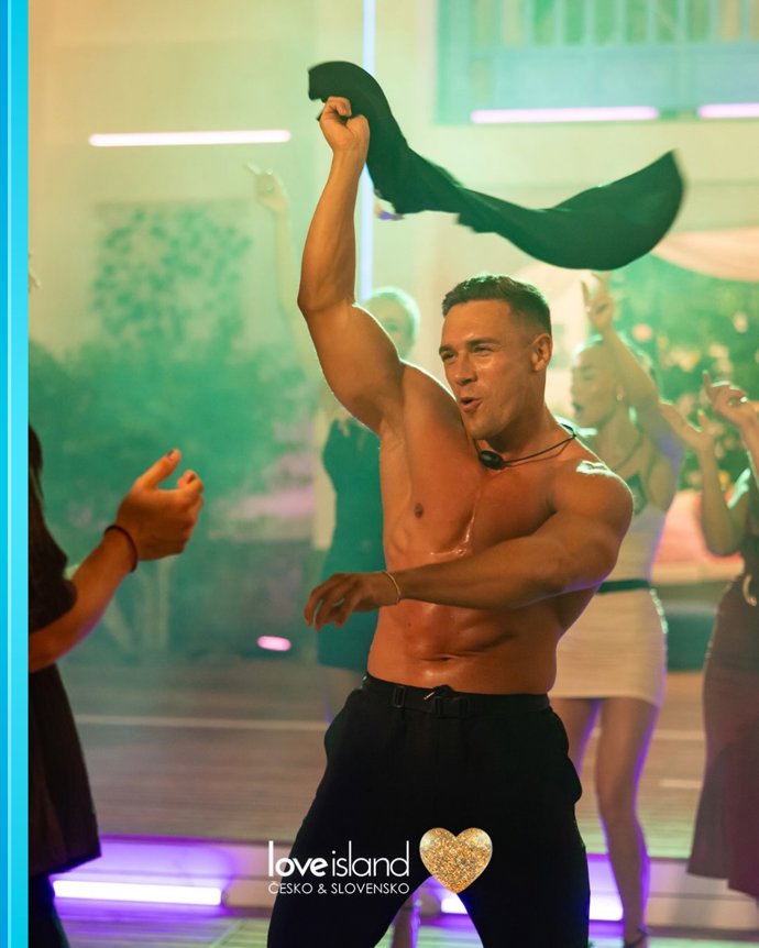 FOTO: Denis Lojek to na Love Islandu pořádně rozjíždí. – stránka 22